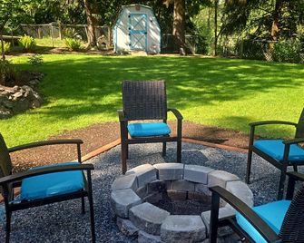 Little House Off the Loop, 2-Bed Home w/AC, 5 min from downtown Granite Falls - Arlington - Patio