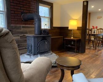 5 Minutes from Catamount Ski Area - Egremont - Living room
