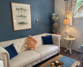 Manitou Lodge - Forks - Living room