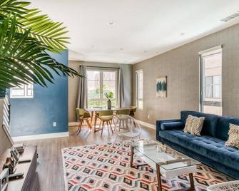 Stylish North Hollywood 3BR, walk to Restaurants & Art, by Blueground - Los Angeles - Living room