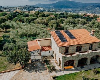 Stone House - Novi Velia - Edificio