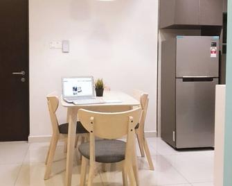 Experience Both Worlds. City And Ocean View. - Johor Bahru - Dining room