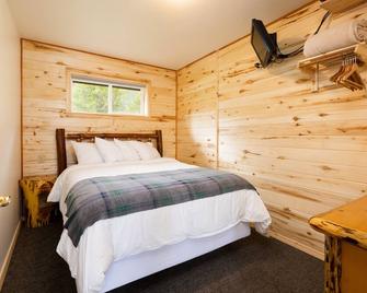 Duplex 2 Queen Bedroom Full Bath Full Kitchen 10 Minutes from West Glacier Park! - Hungry Horse - Bedroom