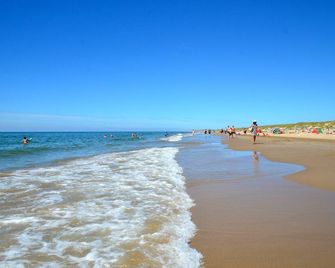 Very nice holiday home with beautiful garden and a sunny terrace. - Limmen - Beach