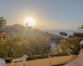 Charmant studio rénové avec terrasse, climatisation et WiFi gratuit - FR-1-196-166 - Menton - Parveke
