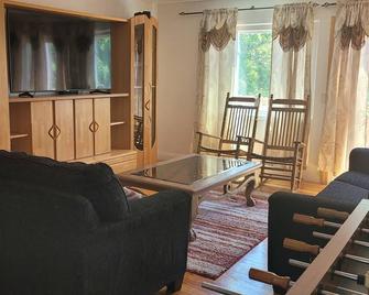 PureHeart House, Spacious, Peaceful 3bdr House in Yonkers - Yonkers - Living room