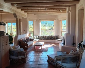 Casa Coyote - Los Altos- Adobe View Home-Clubhouse Swim/Tennis/Ski/Wifi/Spa/Hike - Arroyo Seco - Living room