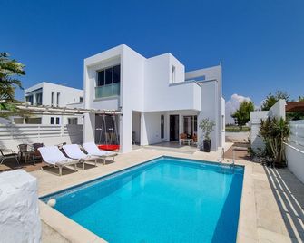 Private Pool Villa Next to the Beach - Lárnaca - Piscina