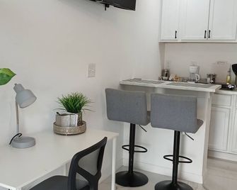 Welcome to our unique place where you can enjoy a quiet and pleasant atmosphere - Spring Hill - Kitchen