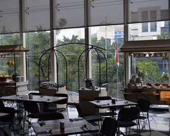 Luminor Hotel Jemursari by Wh With The Best Breakfast in Town And Located Near Surabaya Industrial Estate Rungkut Sier - Surabaya - Restaurant