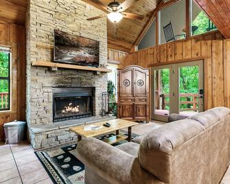 Next Door To Dollywood Fire Pit Hot Tub King Beds Pigeon Forge Gsmnp - Pigeon Forge - Living room