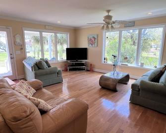 Magnolia Retreat - 3 bdrm, 3 bath intercoastal view - water access - Newport