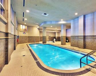 Amazing Downtown Waterfront With Lake View Beach Access - Kelowna - Pool