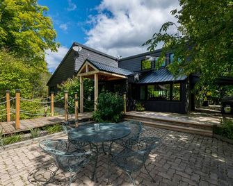 The Lake House! Private 3.6 Acres Family Retreat! - Port Severn - Patio