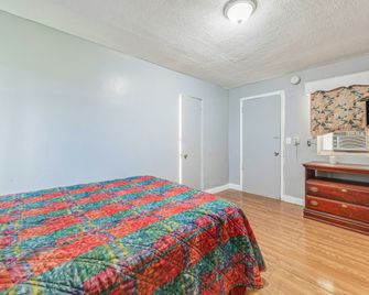 Flint Motel By OYO MI Near I-475 - Flint - Schlafzimmer