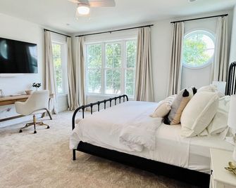 Lakefront Haven: Waterfront Oasis with Dock, Spacious Swim Pier & Pano Lake view - Delavan - Ložnice