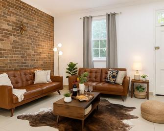 3br Glebe Retro Jungle Escape Near Darling Harbour - Sydney - Living room