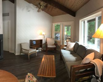 Skaneateles Waterfront Cottage - Skaneateles - Living room