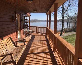 Exceptional views of the Ohio River and accommodates 2 boats - Cannelton - Balcony