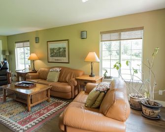 Private Home on 10 Acres 12 minutes from Golden, BC. - Blaeberry - Living room
