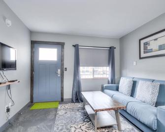 Suite 304 - 1BR Apartment with 2 Beds and Kitchenette - Rapid City - Salon