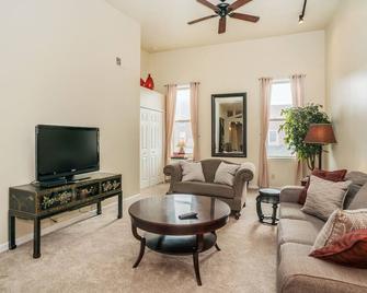 Great loft in the heart of downtown Northville - Northville - Sala de estar