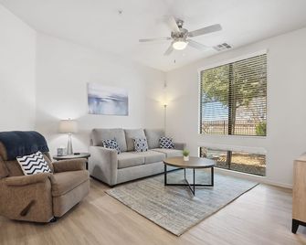 Pure Suites 2 Bed Furnished Apt Gilbert Pools Gym Park - Gilbert - Living room