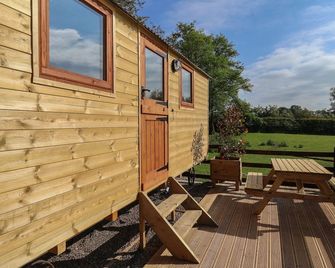 The Oak Hut - Whitchurch - Patio