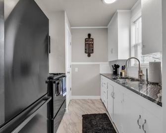 Tulsa Getaway w/Pergola-Grill-TV's & Personal AC/Heater in Every Bedroom - Tulsa - Cuisine