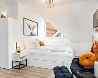 Neu! Modernes Apartment Am Larrelter Tief - Balkon, Privatparkplatz & Fire Tv! - Emden - Sypialnia