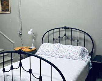 DOWN ON MAIN - a charming historic apartment in the heart of Eureka Springs - Eureka Springs - Habitación