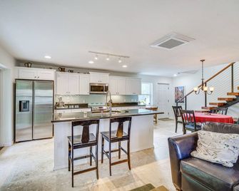 2-Story Cape Canaveral Home Walk to Public Beach! - Cape Canaveral - Kitchen