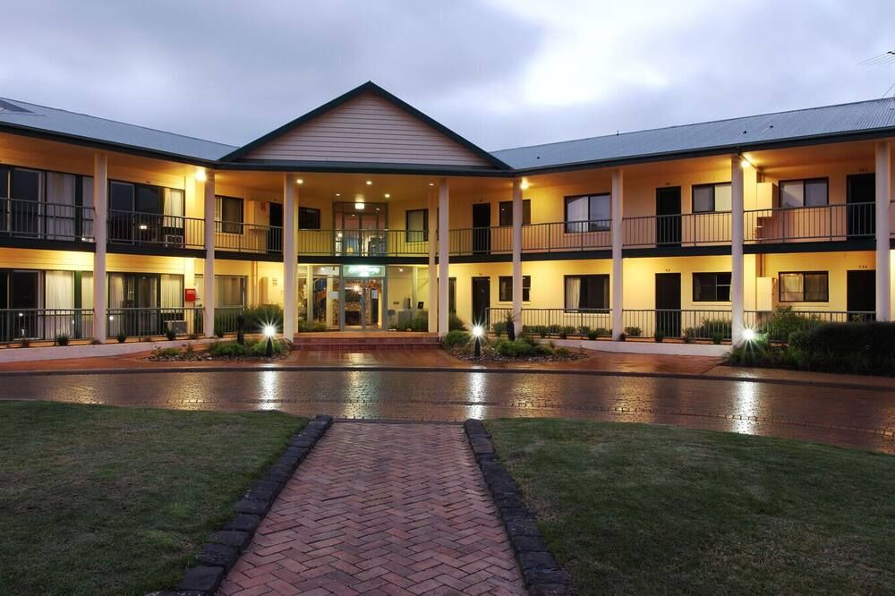 Nepean Country Club - Facilities like Swimming pools, tennis, mini golf, etc - Rosebud - Building