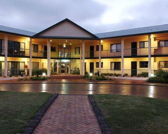 Nepean Country Club - Facilities like Swimming pools, tennis, mini golf, etc - Rosebud - Building