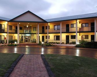 Nepean Country Club - Facilities like Swimming pools, tennis, mini golf, etc - Rosebud - Building