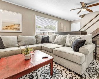 St Simons: 3 Bedroom, Walk to A&M, King Beds - Bryan - Living room