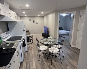 Cozy Private Suite with Parking near restaurants - Regina