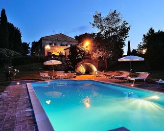 Villa rent with swimingpool, garden, tenniscurt, near the sea - Montemaggiore al Metauro - Piscina