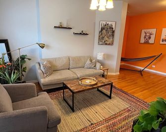 7-Bedroom 2-Flat Perfect for Groups — Near Train, Expressway, United Center - Chicago - Living room