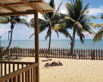 Pal's on the beach - Dangriga, Belize - Dangriga - Strand