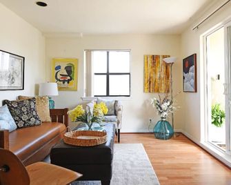Beautiful 1bd on the Beach in Lovely Playa del Rey - Los Angeles - Living room