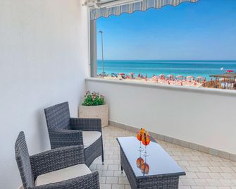 Hotel I Colori Del Mare - Torre San Giovanni - Balcony