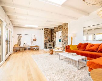 That Desert House - Hot Tub, lots of Privacy, High Design & Incredible Desert Views! - Twentynine Palms - Вітальня