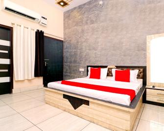 OYO 43293 Hotel Pushp Vatika - Bhiwāni - Bedroom