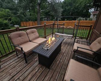 Charming 3-bedroom house with WiFi and fitness room and hot tub, playground - Des Moines - Balcón