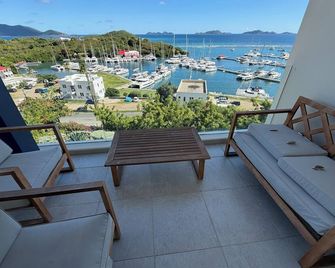Spacious 3-bedroom apartment with WiFi, AC in tranquil Tortola - Road Town - Ban công