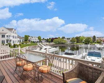 Remodeled Harbor Condo Steps To Lake MI - Manistee - Balcón