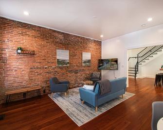 Spacious Home by the Water in Fells Point - Baltimore - Living room