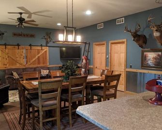 Rustic Lodge within 10 minutes of town - Pratt - Jídelna