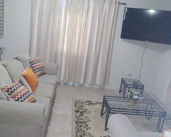 Comfortable 2-bedroom house in beautiful Montego Bay with AC, WiFi,Free parking. - モンテゴ・ベイ - リビングルーム